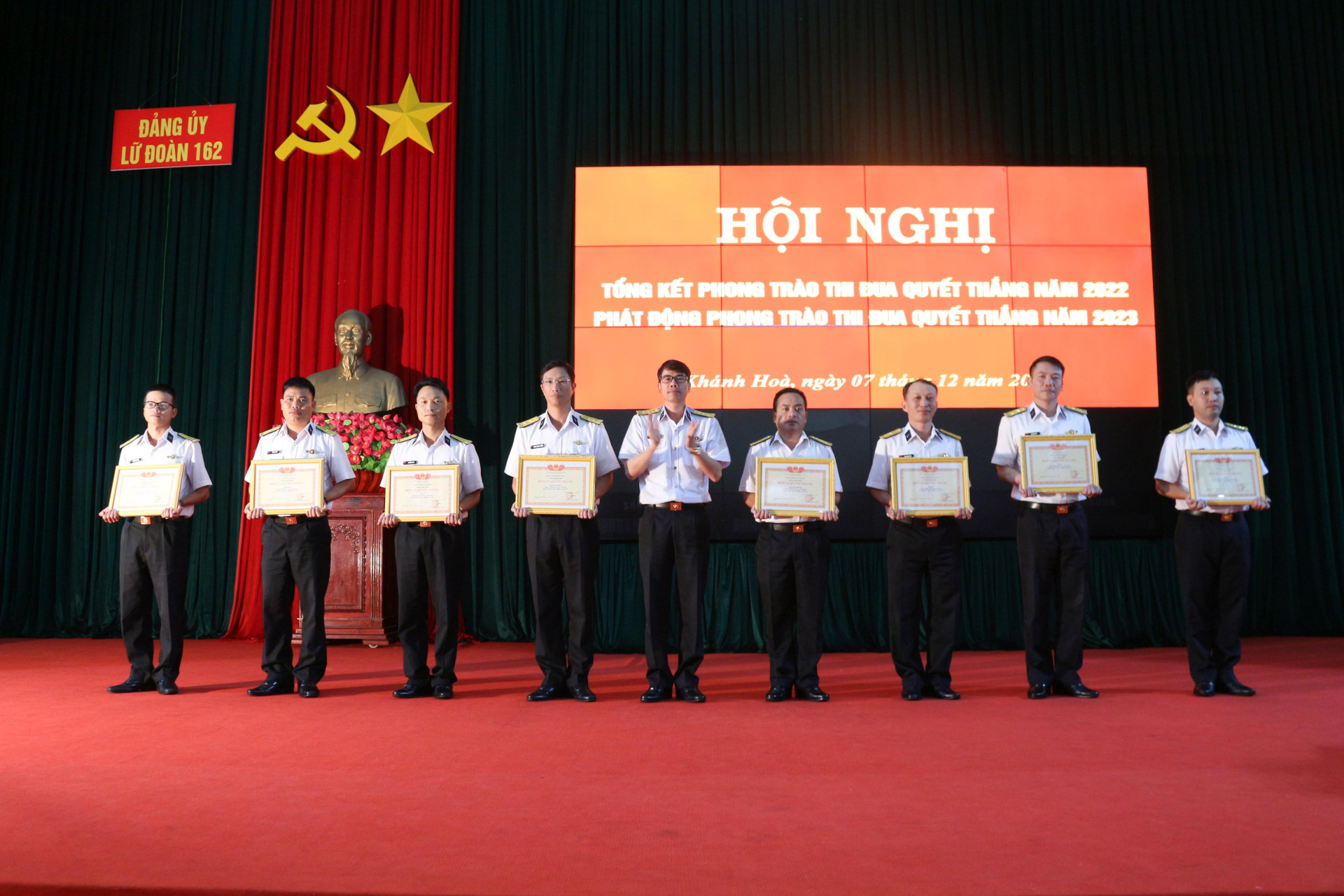 Thủ trưởng Lữ đoàn 162 khen thưởng các đơn vị trong lữ đoàn có thành tích xuất sắc