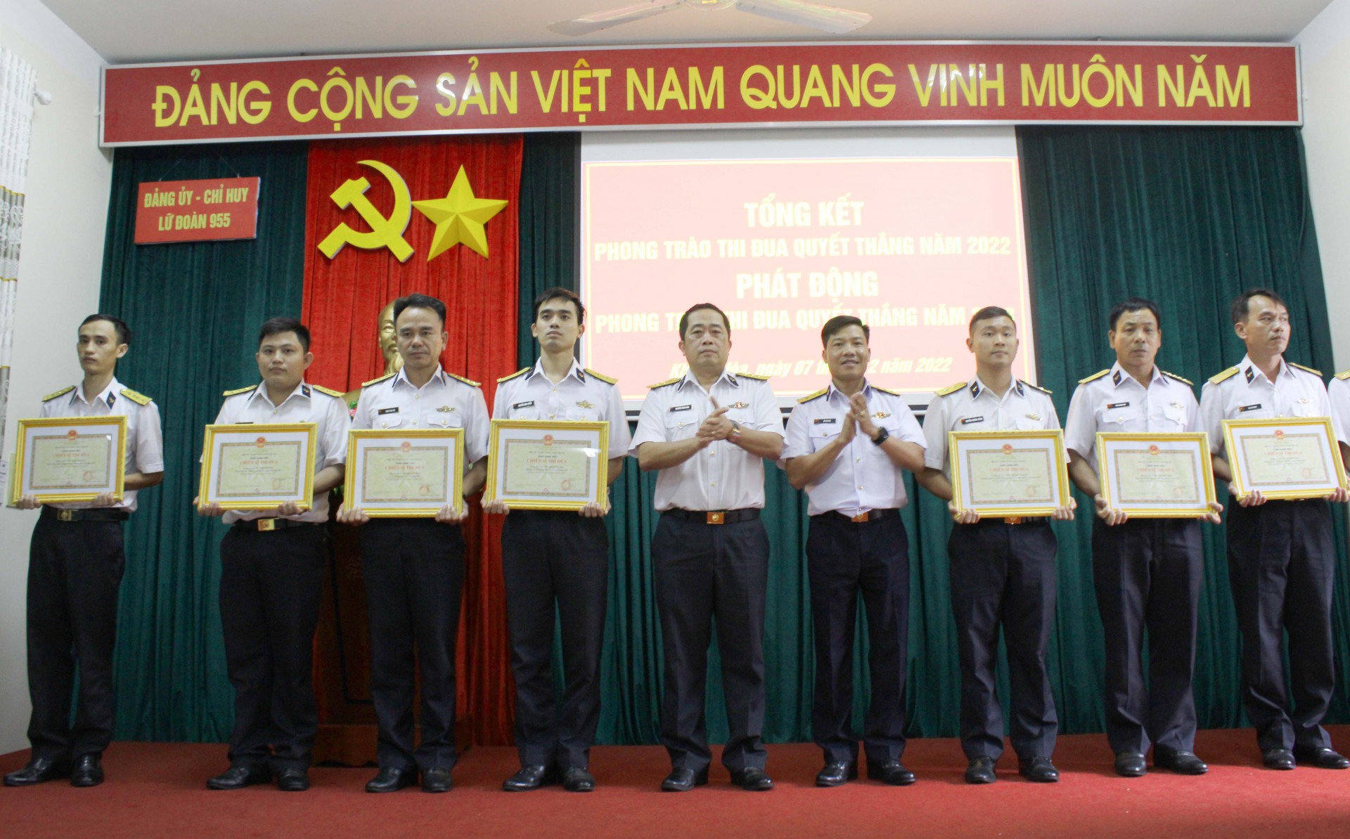 Thủ trưởng Lữ đoàn 955 trao thưởng các tập thể, cá nhân có thành tích xuất sắc trong năm 2022