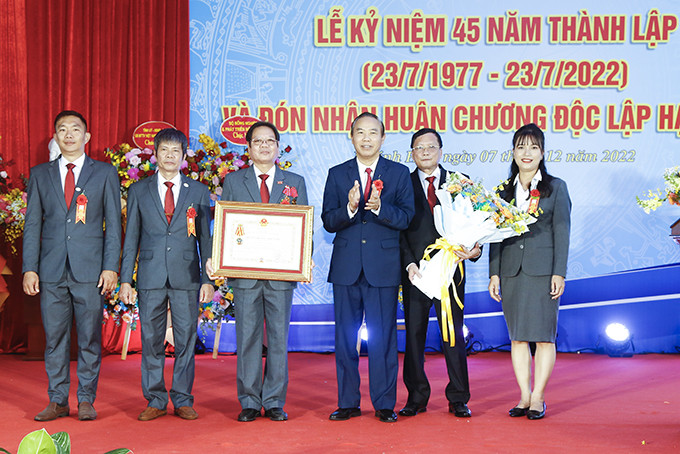 Đại diện Phân viện Thú y miền Trung đón nhận Huân chương Độc lập hạng Nhì.