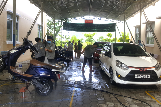 Chuỗi chăm sóc xe tốc hành của 3 bạn trẻ