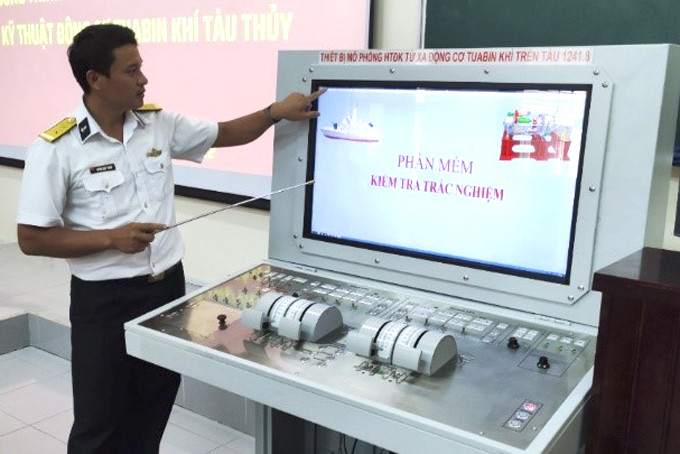 Thạc sĩ Huỳnh Ngọc Thanh - Học viện Hải quân hướng dẫn học viên  sử dụng phần mềm tại trung tâm huấn luyện.