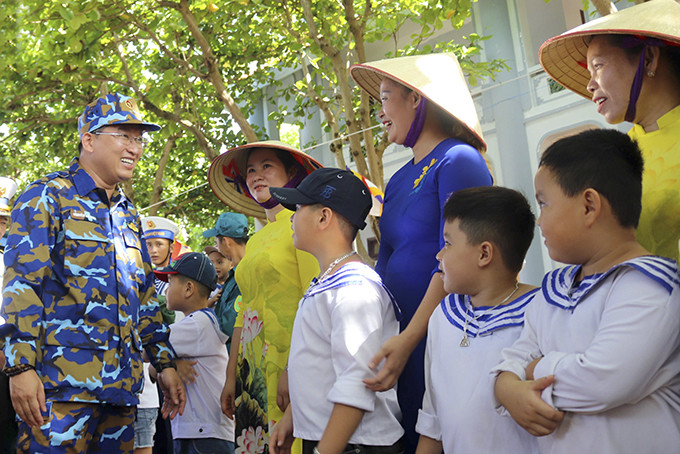 Ông Nguyễn Hải Ninh - Ủy viên Trung ương Đảng, Bí thư Tỉnh ủy thăm, làm việc tại Trường Sa. Ảnh: BKH