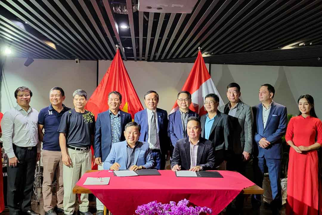 Đại diện Hiệp hội Du lịch Nha Trang – Khánh Hòa và Hiệp hội Doanh nhân Việt Nam – Canada thực hiện ký biên bản thỏa thuận hợp tác xúc tiến du lịch 