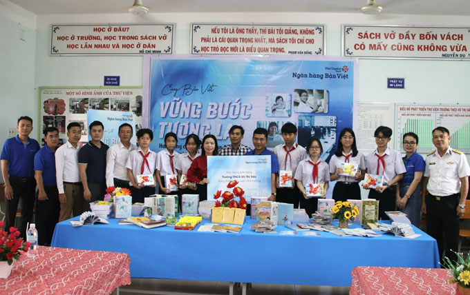 Lãnh đạo Ngân hàng TMCP Bản Việt Chi nhánh Nha Trang trao tượng trưng tặng máy tính, sách và quà tặng cho Trường THCS Võ Thị Sáu. 