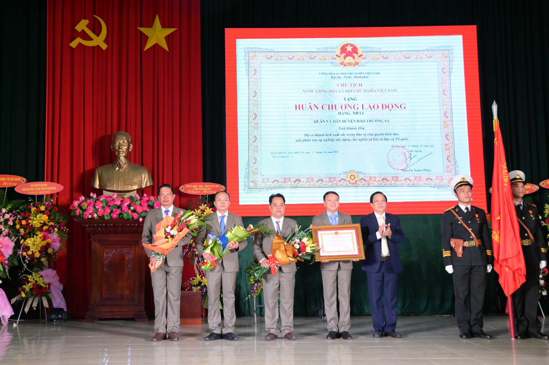 Đồng chí Hà Quốc Trị thừa uỷ quyền của Chủ tịch nước tặng thưởng Huân chương Lao động hạng Nhất cho quân và dân huyện Trường Sa
