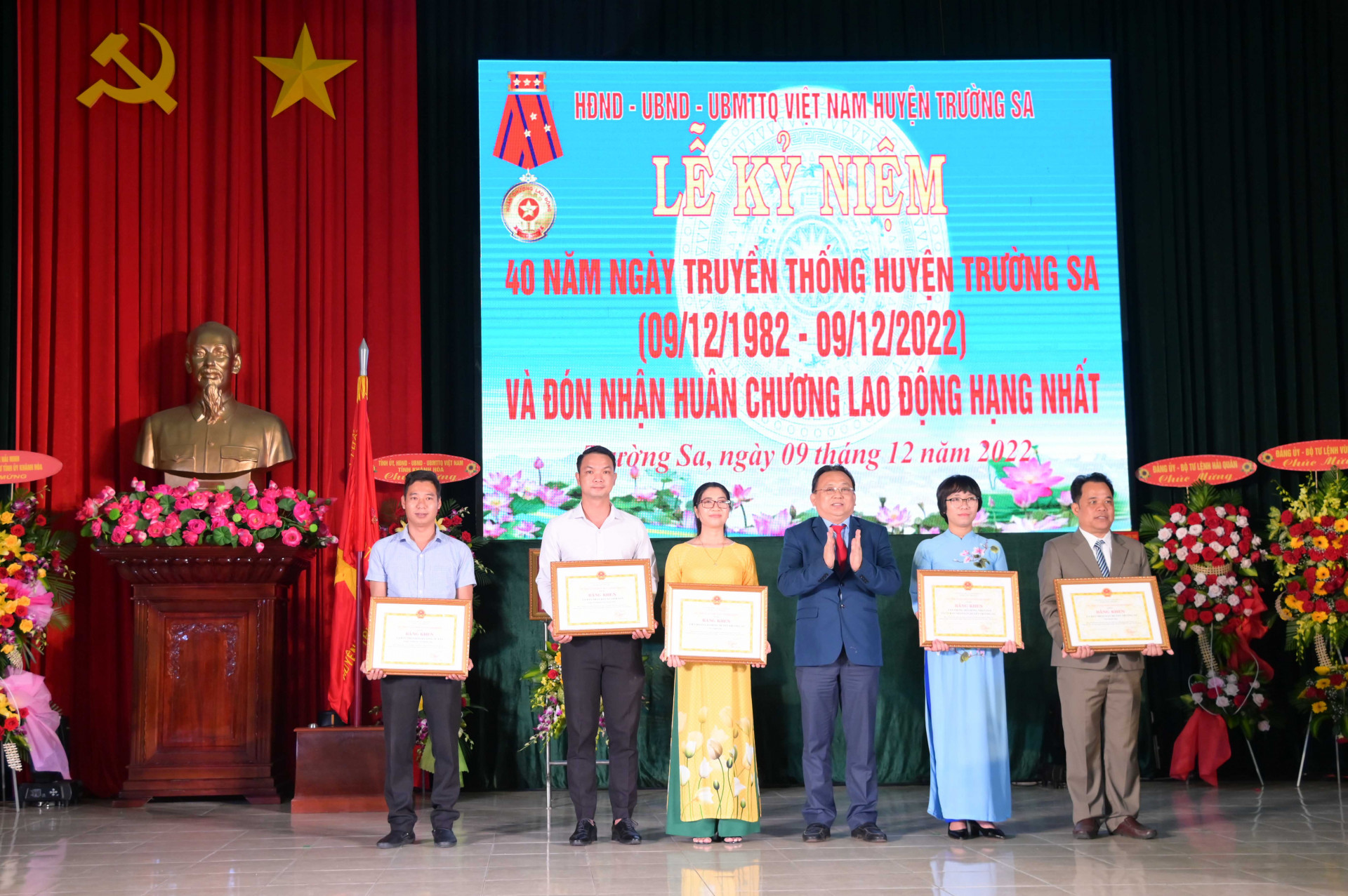 Đồng chí Lê Hữu Hoàng trao bằng khen của Chủ tịch UBND tỉnh cho các tập thể của huyện Trường Sa