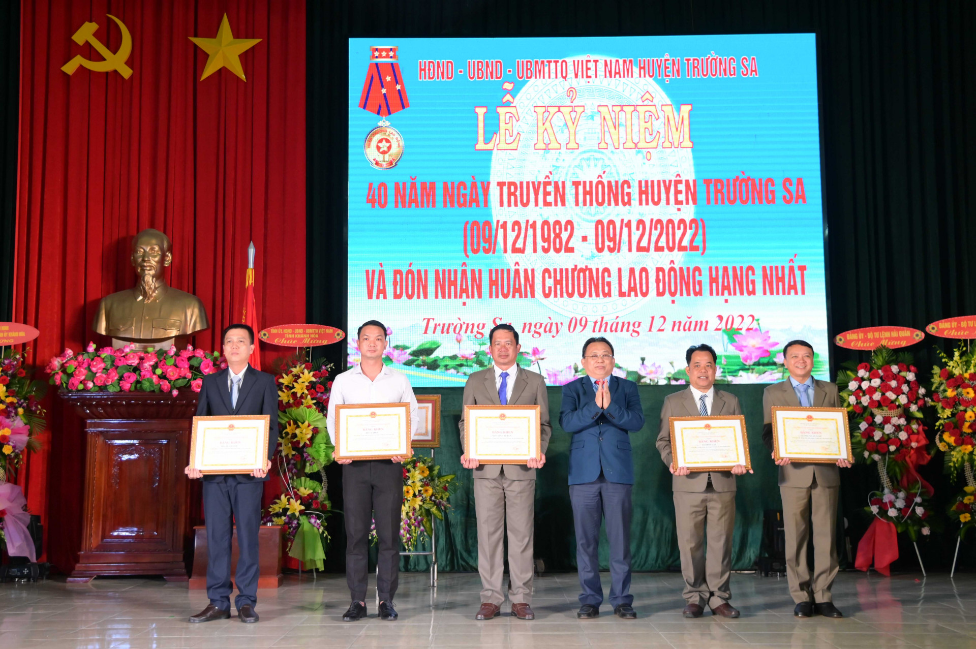 Đồng chí Lê Hữu Hoàng trao bằng khen của Chủ tịch UBND tỉnh cho các cá nhân của huyện Trường Sa