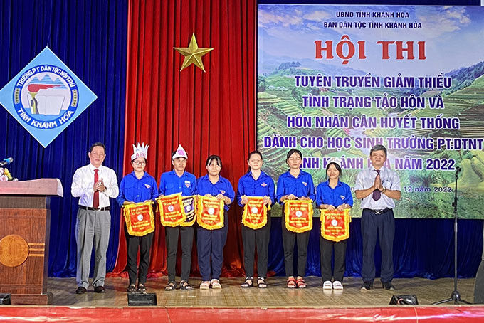 Ông Võ Nam Thắng – Trưởng Ban Dân tộc tỉnh tặng quà lưu niệm cho các đội thi.