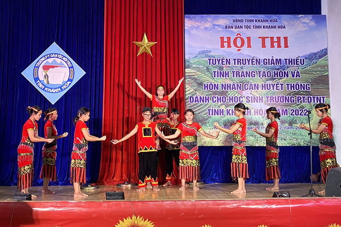 Hơn 300 học sinh được tuyên truyền giảm thiểu tình trạng tảo hôn và hôn nhân cận huyết