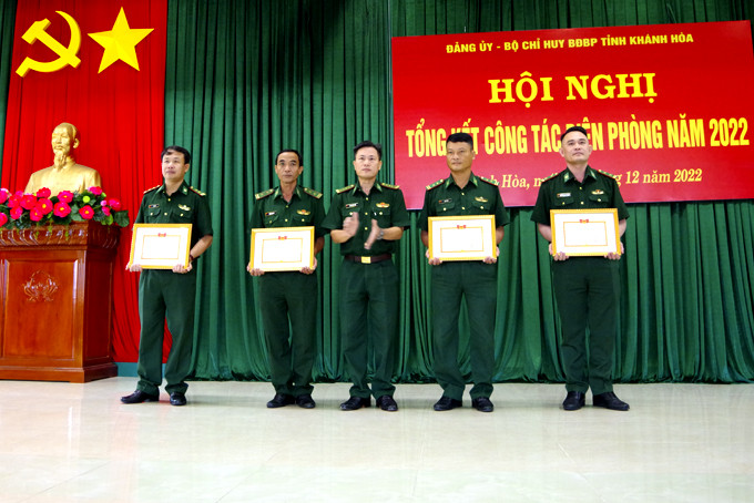 Lãnh đạo Bộ Chỉ huy Bộ đội Biên phòng tỉnh trao thưởng  cho các tập thể xuất sắc trong phong trào thi đua quyết thắng.