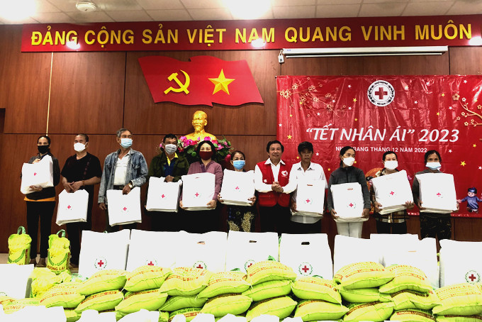 Đại diện Hội Chữ thập đỏ TP. Nha Trang tặng quà người nghèo.