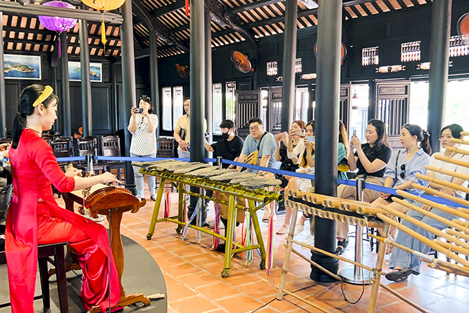 Đoàn famtrip Hàn Quốc xem biểu diễn âm nhạc ở Hội quán Hòn Chồng.