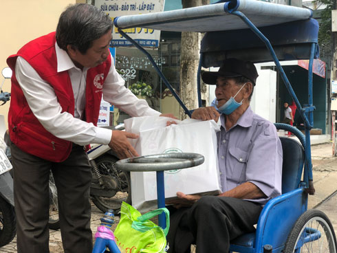 Đại diện Hội chữ thập đỏ Nha Trang tặng quà người khuyết tật.