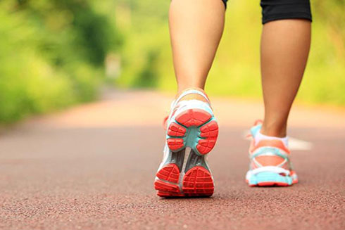 Đi lùi mang lại nhiều lợi ích bất ngờ cho sức khỏe