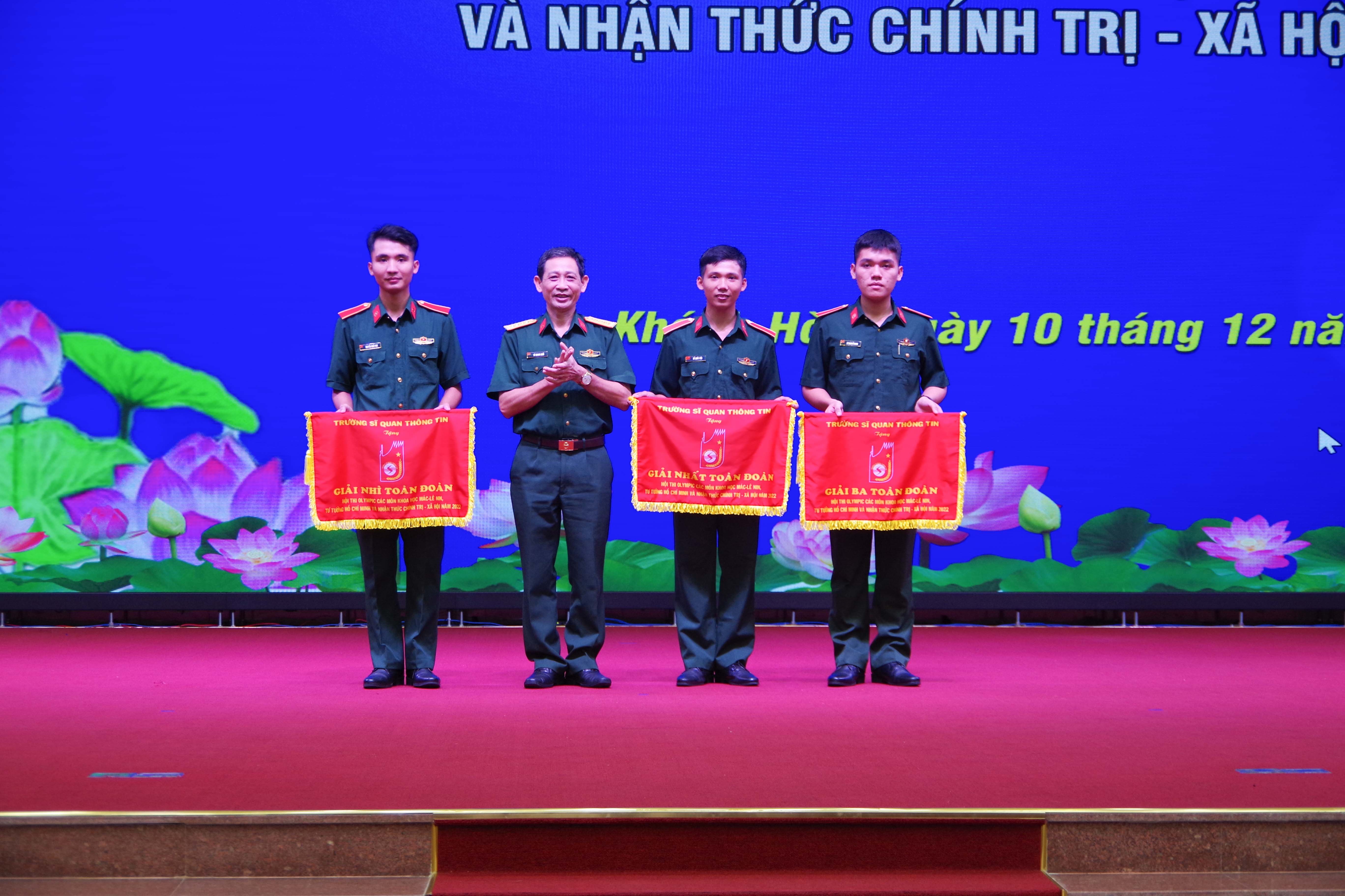 Ban tổ chức hội thi trao cờ và khen thưởng cho các đội thi