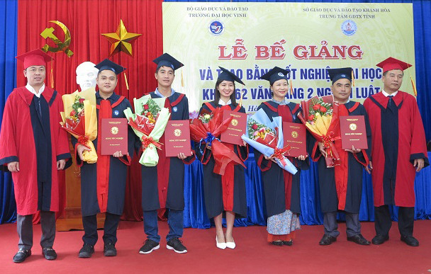 Các học viên nhận bằng tốt nghiệp.