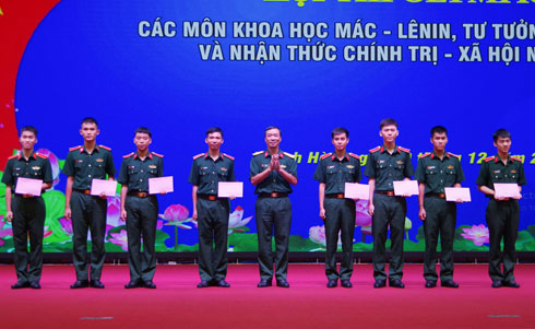 Khen thưởng các cá nhân có thành tích cao trong hội thi