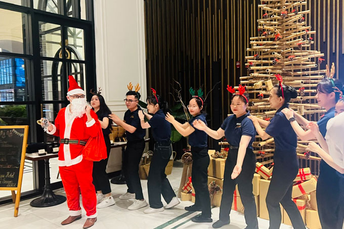 Khách sạn Potique tổ chức lễ thắp sáng cây thông Noel