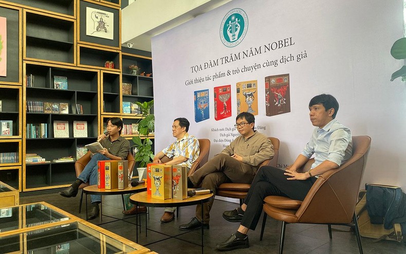 Các diễn giả tham gia buổi giới thiệu sách.