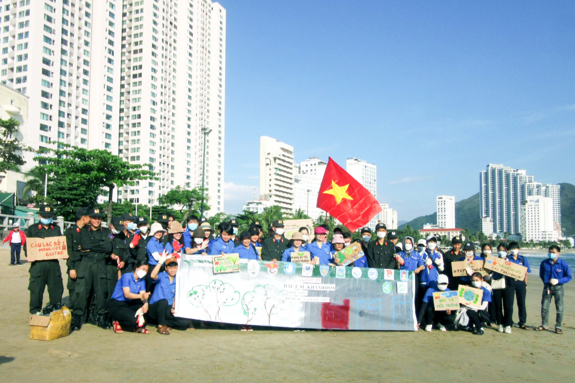 Các tình nguyện viên ra quân thu gom rác trên bãi biển