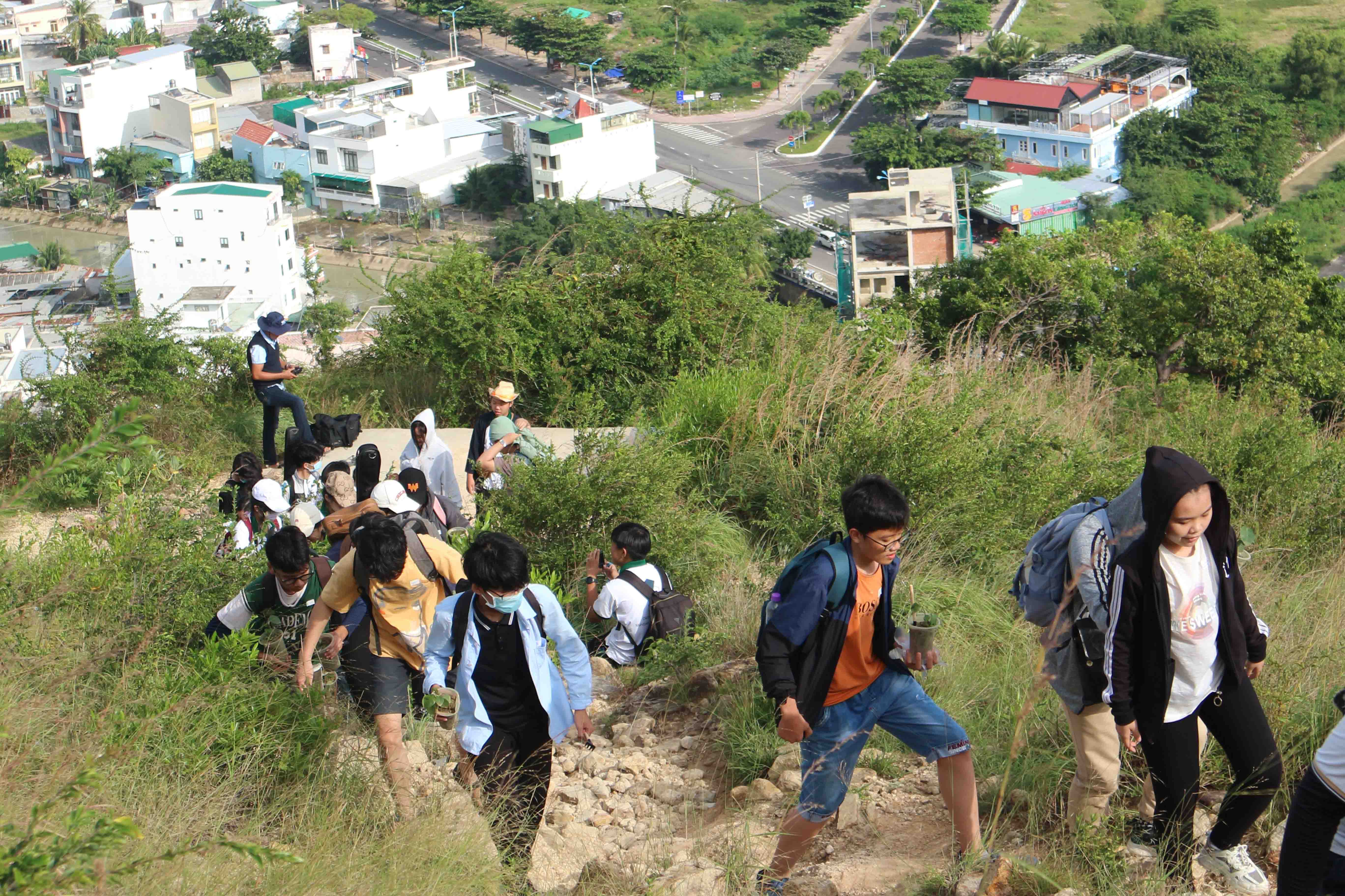 Các bạn trẻ tham gia trekking núi Cô Tiên