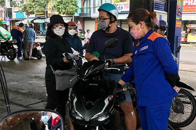 Giá xăng giảm mạnh hơn 1.500 đồng/lít