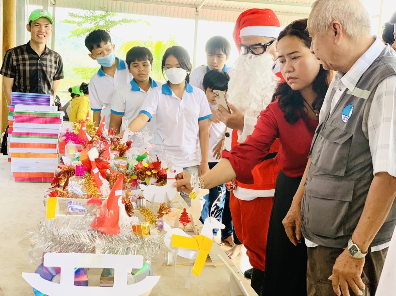 Tham quan các sản phẩm xe tuần lộc giao quà giáng sinh do các em học sinh làm.