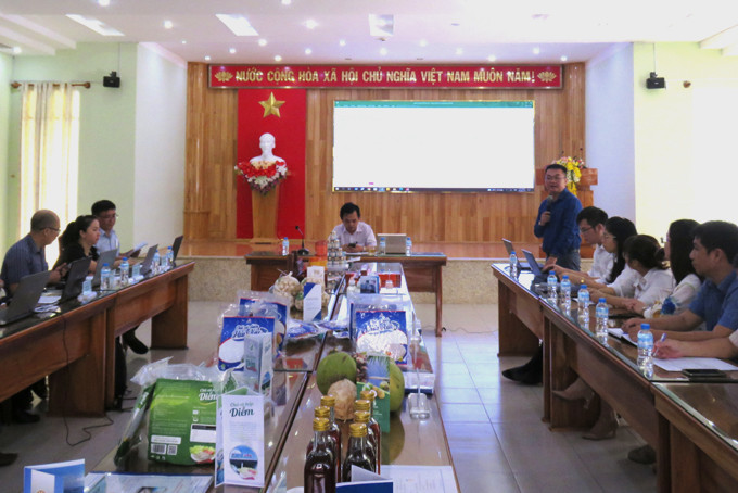 OCOP product evaluation council Van Ninh district assessing products.