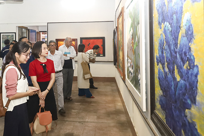 Visitors at “Khanh Hoa welcomes New Year 2023” fine art exhibition