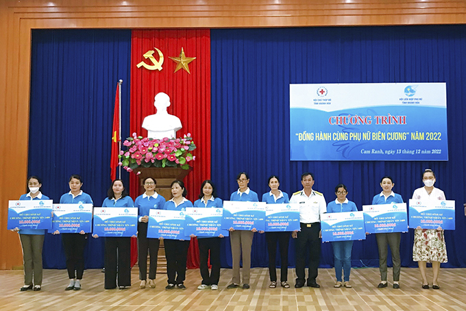 Hỗ trợ sinh kế cho phụ nữ có hoàn cảnh khó khăn.