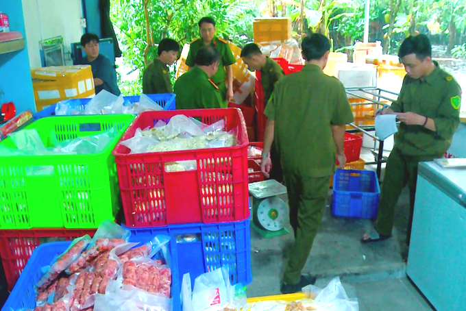 Số thực phẩm không có nguồn gốc xuất xứ bị lực lượng công an tạm giữ.