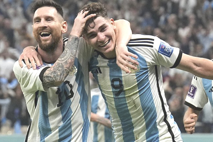 Messi cùng đồng đội ăn mừng bàn thắng trong trận bán kết gặp Croatia.