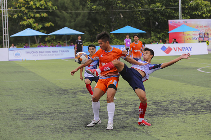 Players of Bac Ninh Sports University and FPT Polytechnic College fighting for ball