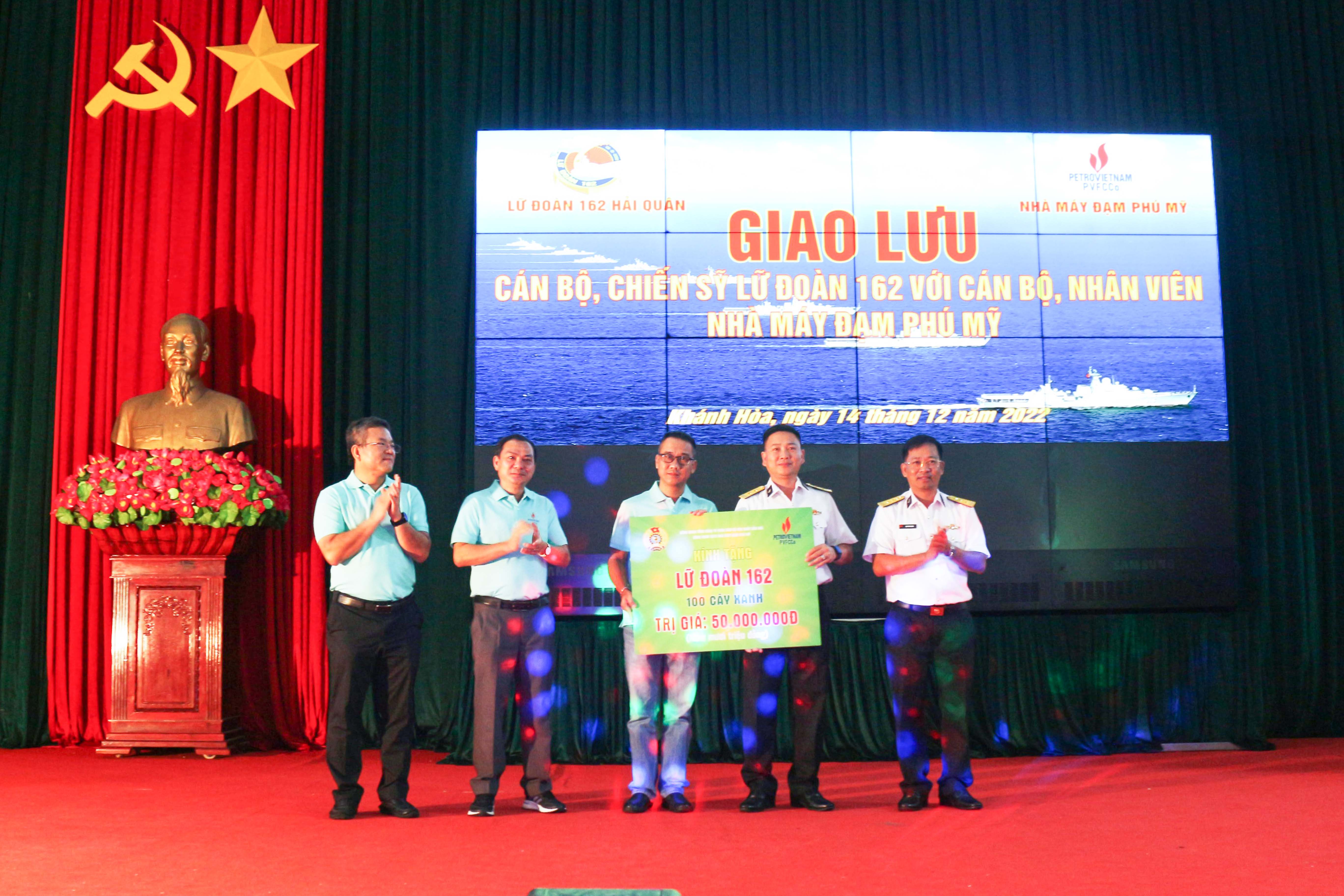 Nhà máy Đạm Phú Mỹ trao hỗ trợ kinh phí cải tạo cảnh quan tại lữ đoàn