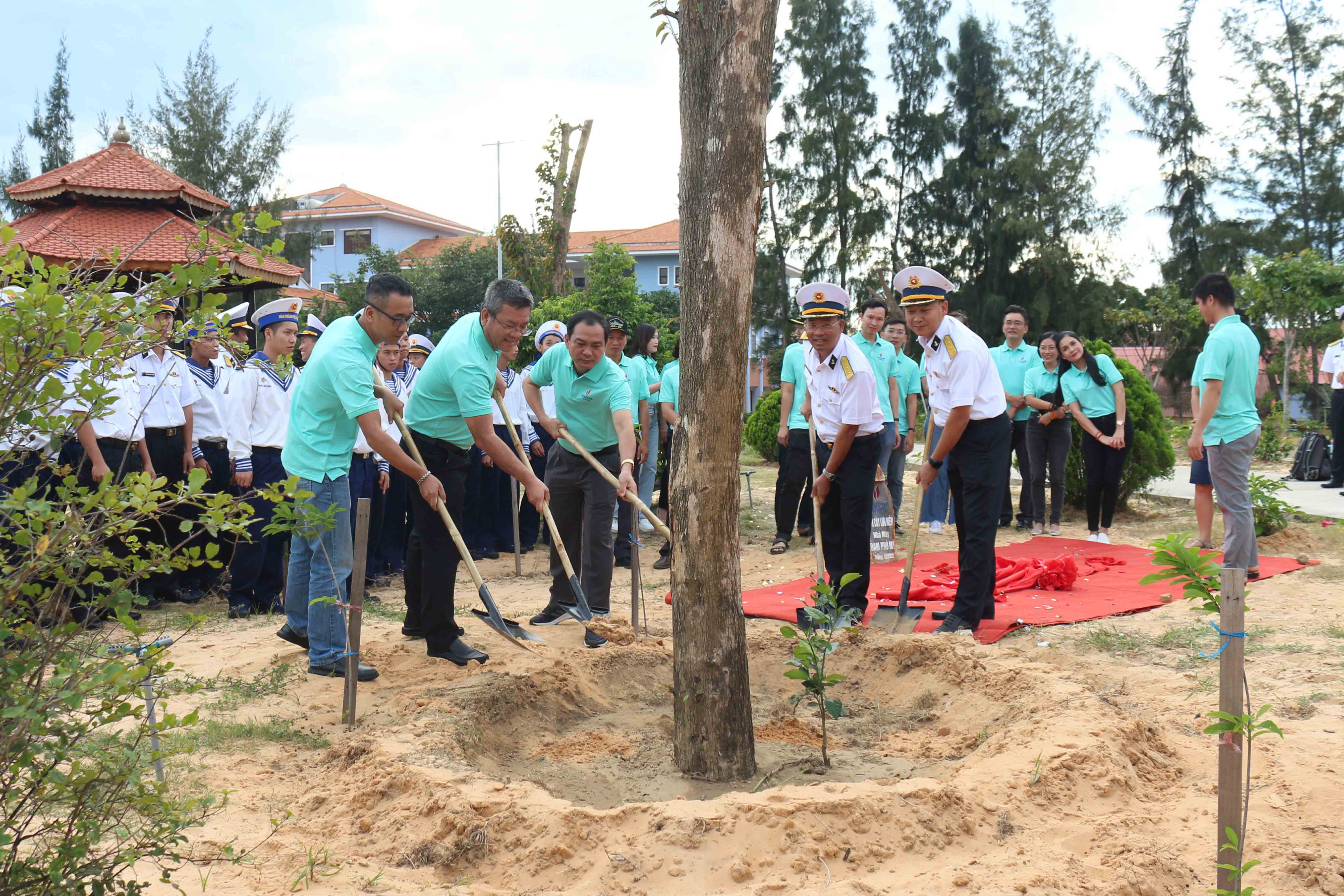 Các đơn vị trồng cây lưu niệm tại Lữ đoàn 162