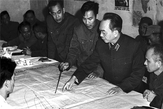 <p style="text-align: justify;">Đại tướng Võ Nguyên Giáp duyệt phương án đánh máy bay B-52 năm 1972. Ảnh tư liệu</p>