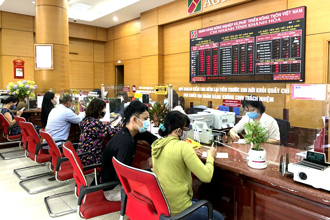 Khách hàng giao dịch tại Agribank Chi nhánh Khánh Hòa.