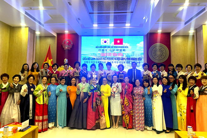 Nguyen Tan Tuan posing for souvenir photo with Pohang City Women’s Union and Khanh Hoa Provincial Women’s Union