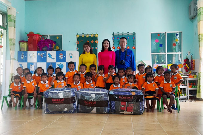 150 packages of warm clothes for kids on highlands