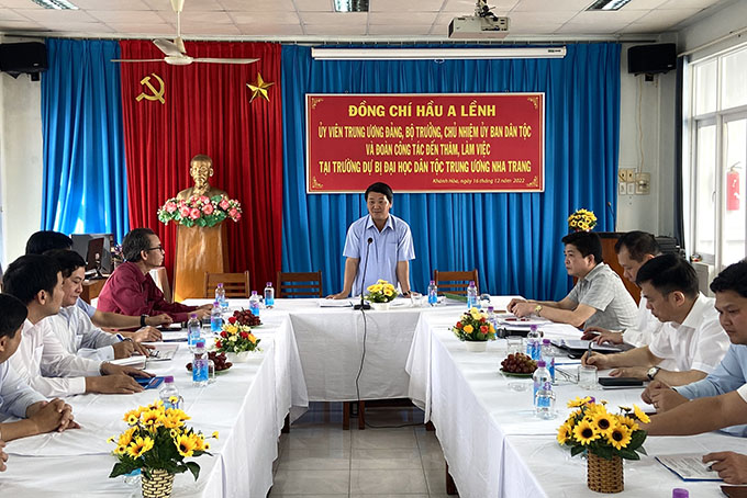 Bộ trưởng, Chủ nhiệm Ủy ban Dân tộc Hầu A Lềnh phát biểu tại buổi làm việc.