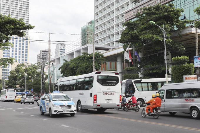 Xe khách trên 29 chỗ chở khách du lịch  sẽ được vào trung tâm TP. Nha Trang 24/24 giờ.