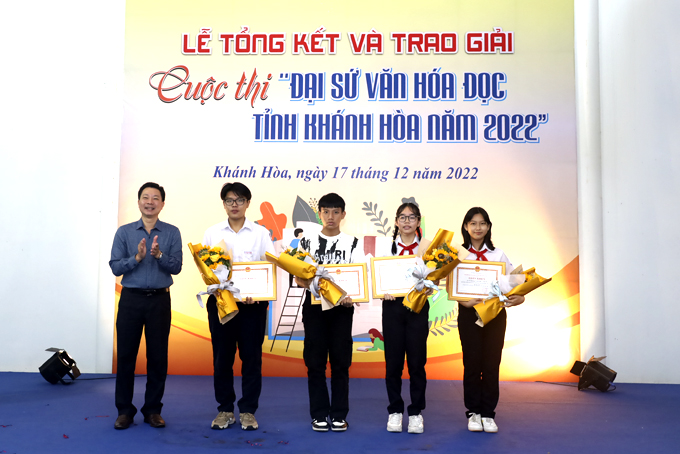 Lãnh đạo Sở Văn hóa và Thể thao tặng giấy khen cho các học sinh đạt kết quả cao  tại cuộc thi Đại sứ văn hóa đọc toàn quốc và cấp tỉnh. 