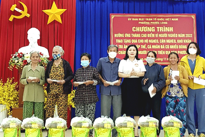 Lãnh đạo UBMTTQ Việt Nam phường Phước Long trao quà cho người nghèo.