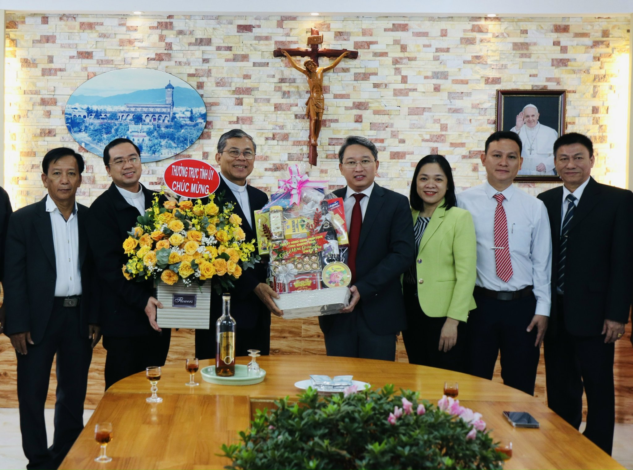 Bí thư Tỉnh ủy Nguyễn Hải Ninh tặng quà cho Giáo xứ Chánh tòa Nha Trang