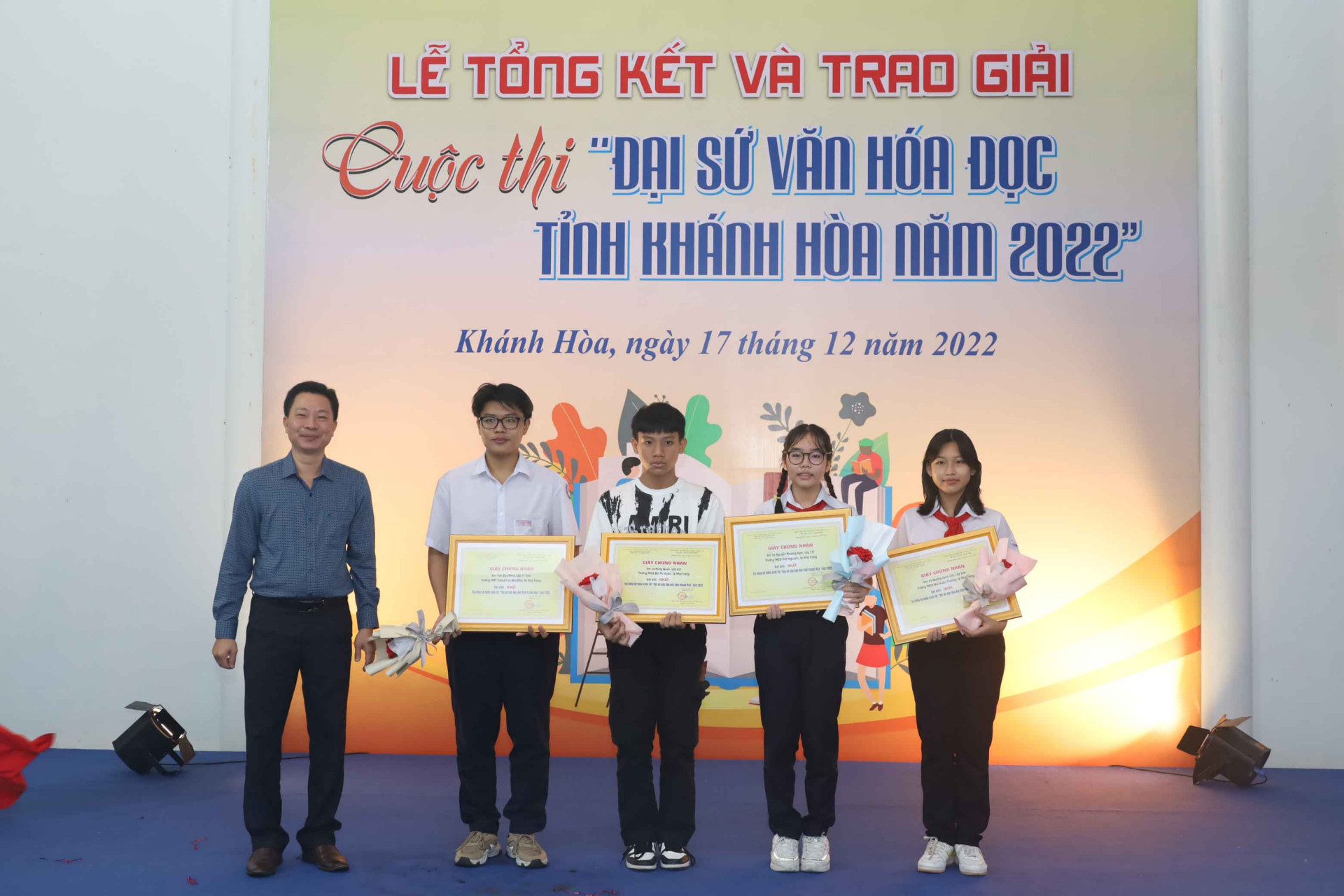 Leader of Khanh Hoa provincial Department of Culture and Sports offering first prizes to pupils