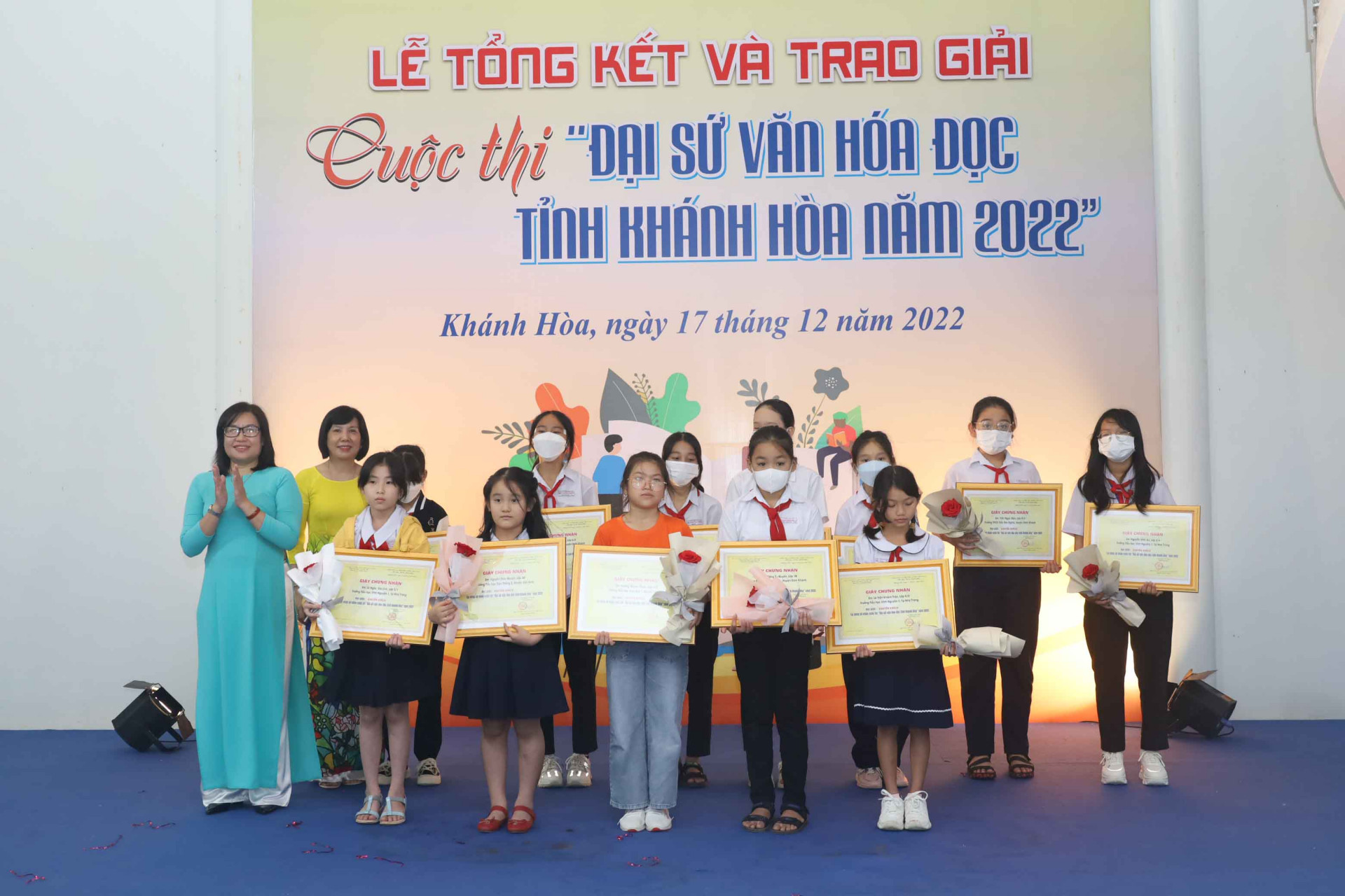 Leadership of Khanh Hoa Museum offering consolation prizes to pupils