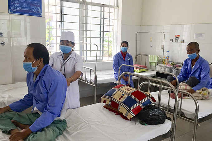Điều trị bệnh viêm phổi mãn tính cho bệnh nhân ở Bệnh viện Lao và Bệnh phổi tỉnh.
