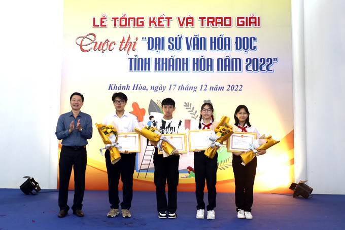 Leader of Khanh Hoa Provincial Department of Culture and Sports offering certificate of merit to pupils with good achievements at the provincial and national Reading Culture Ambassador Contest 2022