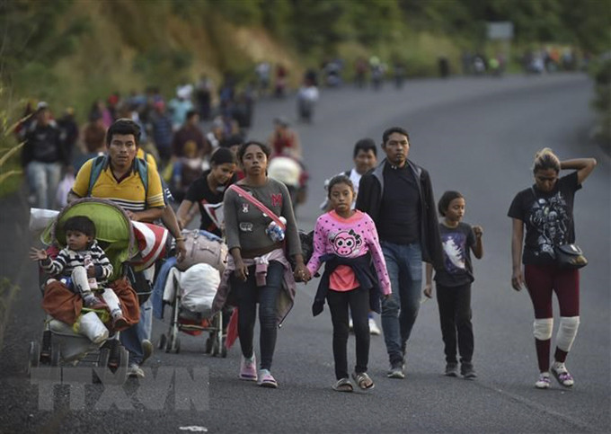 Người di cư di chuyển qua Oaxaca (Mexico) trong hành trình tới Mỹ, ngày 15/11/2021. (Ảnh: AFP/TTXVN)