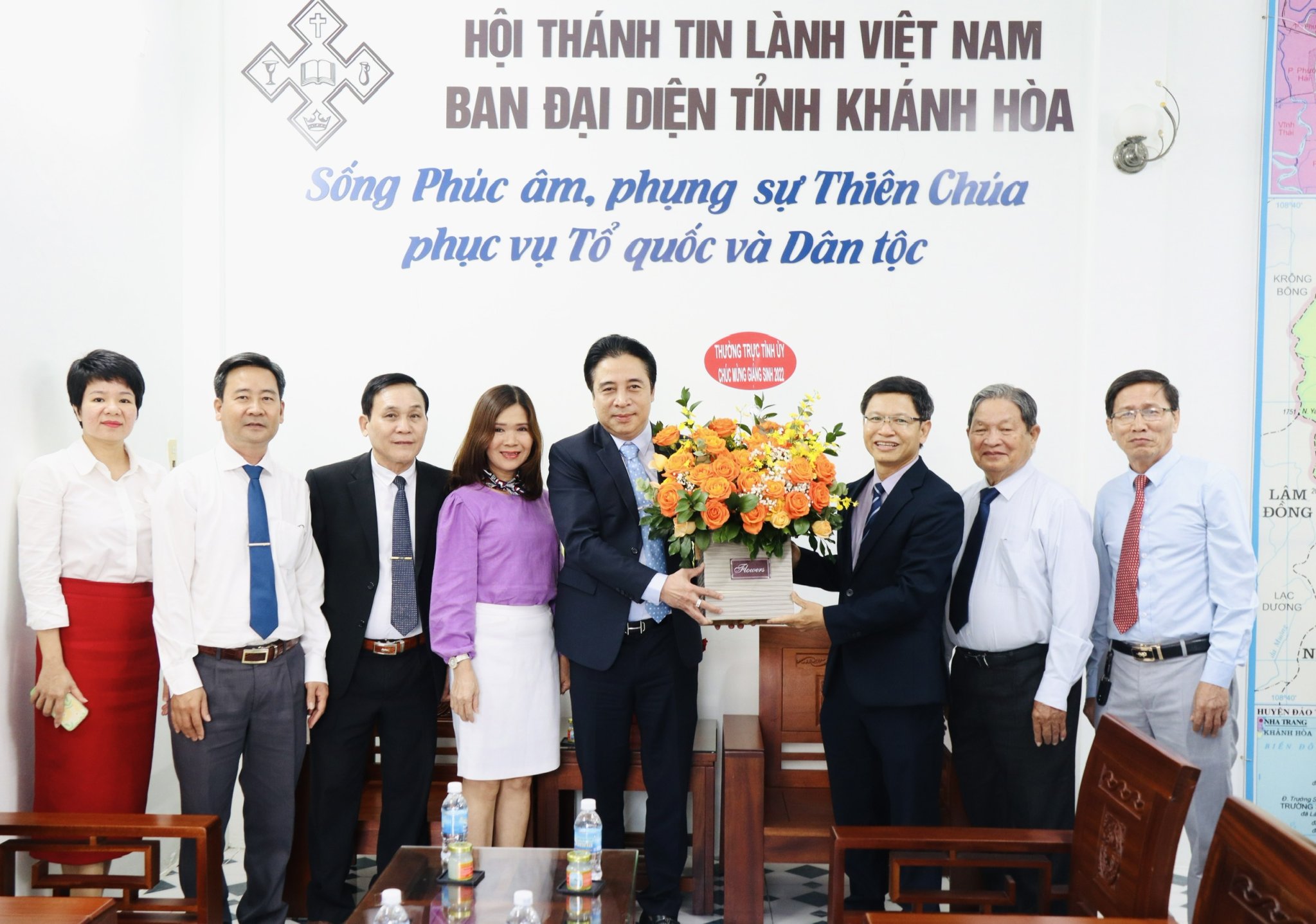 Ông Nguyễn Khắc Toàn tặng hoa chúc mừng Giáng sinh Ban Đại diện Tin lành tỉnh.